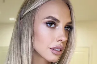 Голые плечи и дерзкий вырез: звезда Comedy Woman без бра позировала на соломе Голые плечи и дерзкий вырез: звезда Comedy Woman без бра позировала на соломе