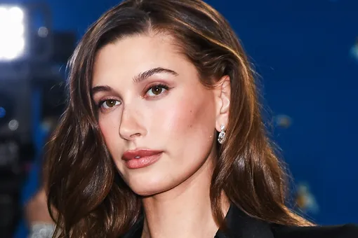Хейли Бибер в блейзере на голое тело появилась на Met Gala без мужа Хейли Бибер в блейзере на голое тело появилась на Met Gala без мужа