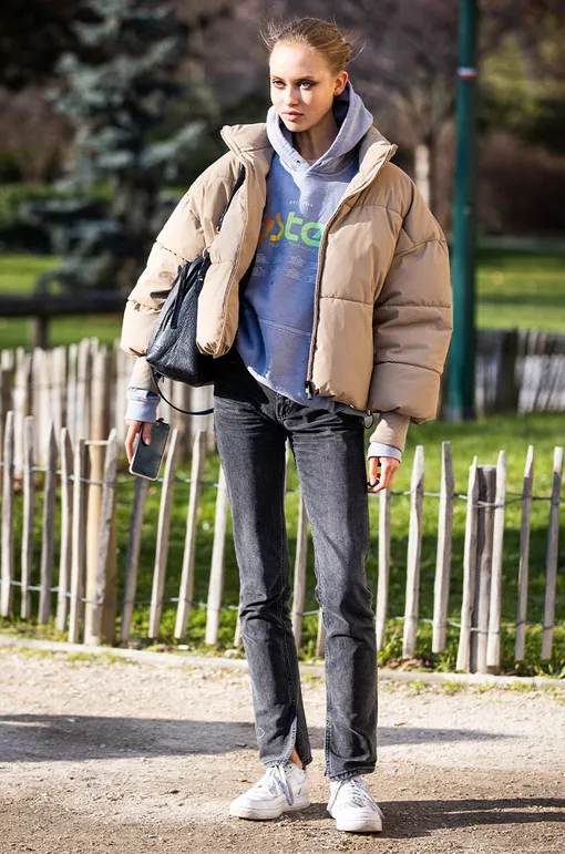Модный расслабленный образ с женской осенней курткой.
