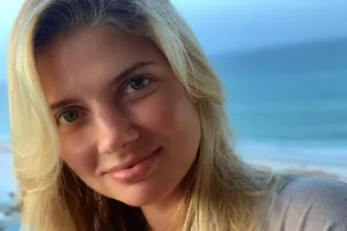 Страстно обняла мужа: беременная Настя Задорожная стала звездой романтичного видео, снятого на берегу океана в США