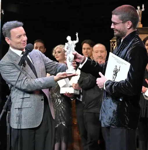 Александр Олешко вручил статуэтку Максиму Матвееву