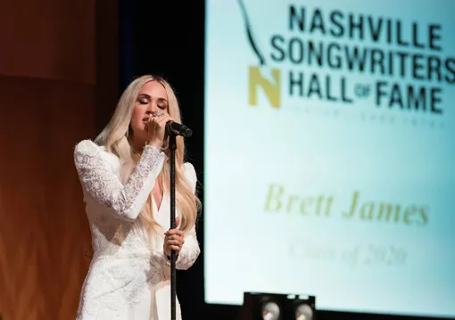 Кэрри Андервуд чествует Бретта Джеймса