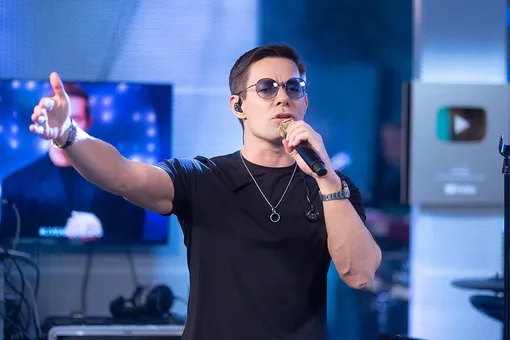 Стас Пьеха признался, что продюсер учил его обнимать партнерш на сцене Стас Пьеха признался, что продюсер учил его обнимать партнерш на сцене