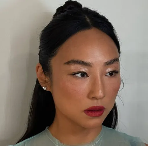 Красные губы в образе Греты Ли подчеркивают ее смелую и даже дерзкую красоту Красные губы в образе Греты Ли подчеркивают ее смелую и даже дерзкую красоту