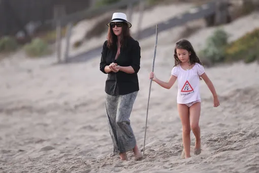 Впервые Моника Беллуччи стала мамой в 39 лет – на фото со старшей дочерью Девой Впервые Моника Беллуччи стала мамой в 39 лет – на фото со старшей дочерью Девой