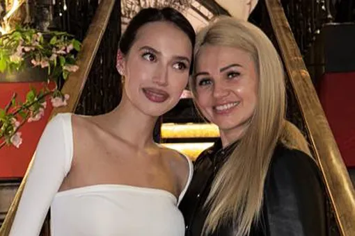 Алина Загитова показала редкие фото с мамой, папой и младшей сестрой по важному поводу Алина Загитова показала редкие фото с мамой, папой и младшей сестрой по важному поводу