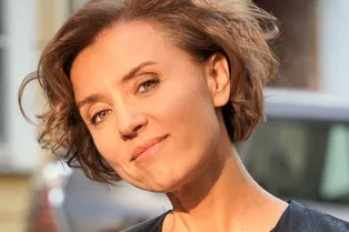 «Одеваюсь, как нравится мужу»: Алферова с декольте снялась в «Модном приговоре» «Одеваюсь, как нравится мужу»: Алферова с декольте снялась в «Модном приговоре»