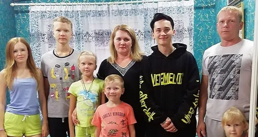 Даня Милохин с приемной семьей в Анапе