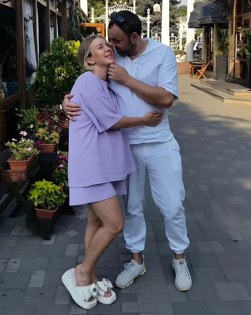 Александр Гобозов на прогулке с женой