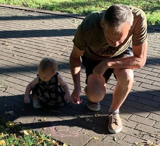Дочь Александры Дроздовой с дедушкой Дочь Александры Дроздовой с дедушкой
