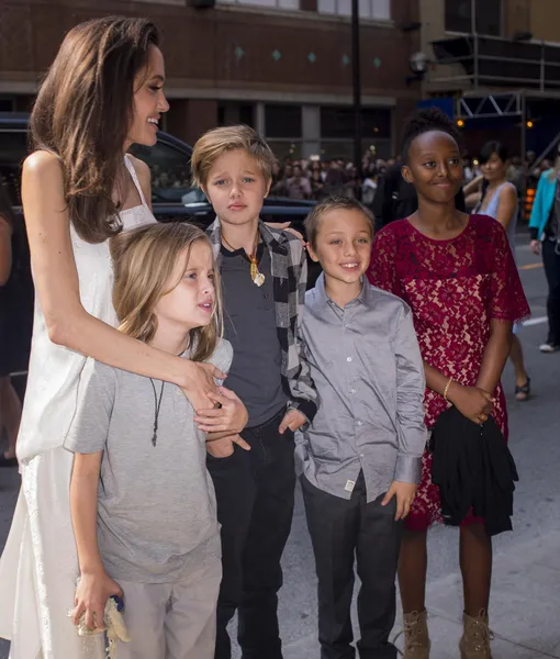 Анджелина Джоли с детьми