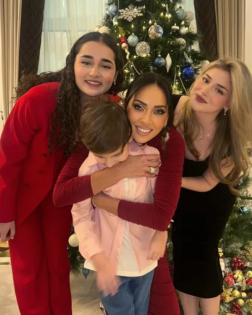 Алсу с дочерьми и сыном