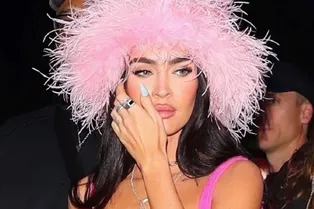 «Самая сексуальная Барби!»: Меган Фокс в коротком топе на концерте жениха вызвала ажиотаж