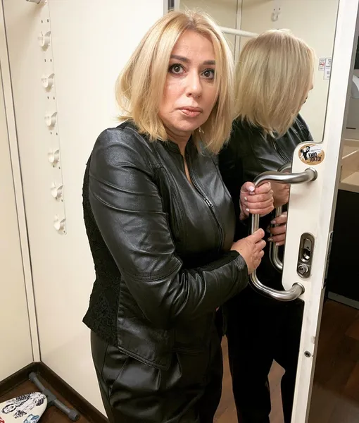 Апина часто появляется на экранах, причем не только как певица, но и как актриса или участница шоу Апина часто появляется на экранах, причем не только как певица, но и как актриса или участница шоу