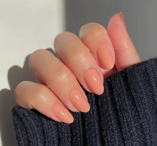 Абрикосовые и персиковые цвета в маникюре сразу покажут, кто тут больше всех ждет солнечных и теплых денечков