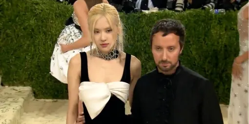 Розэ дебютировала на Met Gala в 2021 году