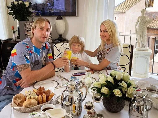 Евгений Плющенко и Яна Рудковская с сыном Александром Евгений Плющенко и Яна Рудковская с сыном Александром