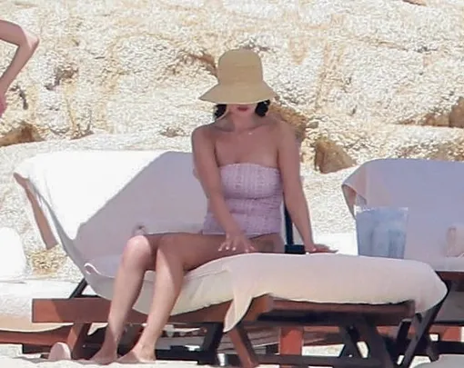 Селена Гомес на отдыхе Селена Гомес на отдыхе