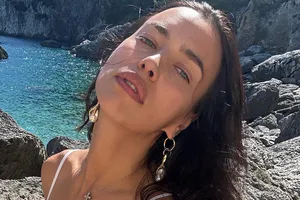 Ирина Шейк в нескромном бикини встретила рассвет на пляже Ирина Шейк в нескромном бикини встретила рассвет на пляже