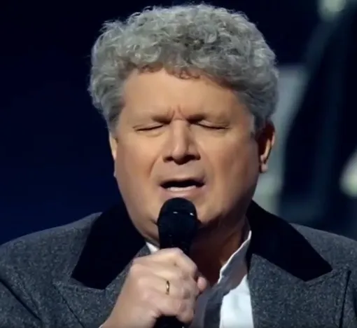 Сергей Минаев исполнил песню «Эх, дороги» Сергей Минаев исполнил песню «Эх, дороги»