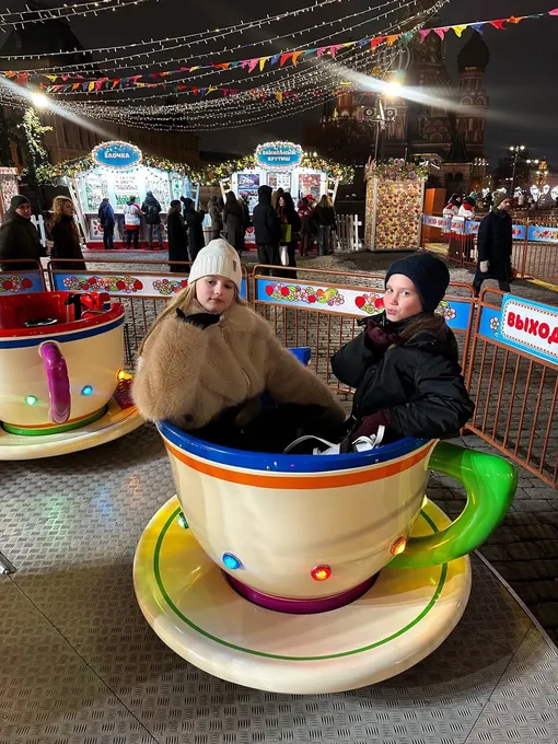 Настя с подругой на каруселях в центре Москвы Настя с подругой на каруселях в центре Москвы