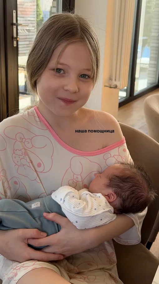 Алиса с маленьким братом