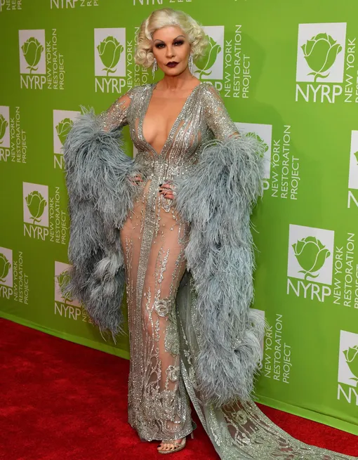 Актриса выбрала откровенный наряд Актриса выбрала откровенный наряд