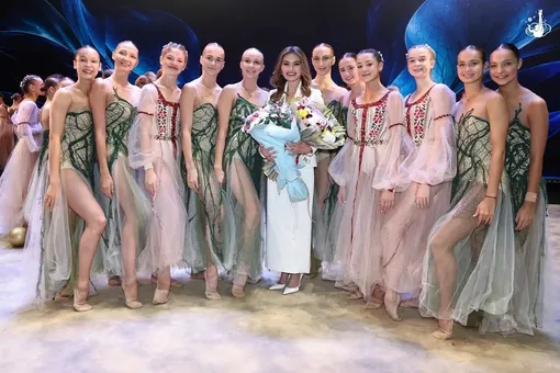 Алина Кабаева с участниками шоу Алина Кабаева с участниками шоу