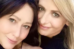 «Она настоящий воин»: Сара Мишель Геллар рассказала о состоянии больной раком Шеннен Доэрти