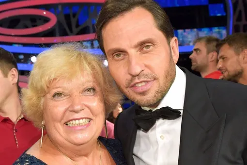 «Она стала менее злой»: Александр Ревва прекратил скандалить с мамой, называвшей его жену проституткой «Она стала менее злой»: Александр Ревва прекратил скандалить с мамой, называвшей его жену проституткой