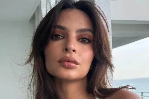 Эмили Ратаковски в платье с провокационным вырезом без белья появилась на Неделе моды Эмили Ратаковски в платье с провокационным вырезом без белья появилась на Неделе моды