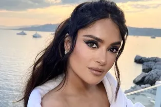 «Белый цвет очень идет смуглым девушкам»: Сальма Хайек в платье невесты со шлейфом произвела фурор в Торонто «Белый цвет очень идет смуглым девушкам»: Сальма Хайек в платье невесты со шлейфом произвела фурор в Торонто