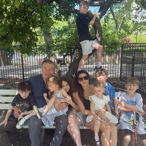 Алек и Хилария Болдуины с детьми