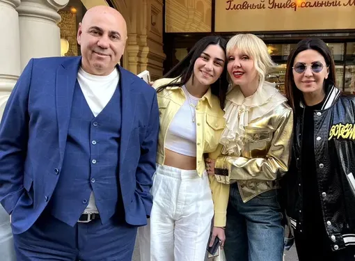 Иосиф Пригожин, его дочь Елизавета, жена Валерия и бывшая супруга Лейла Фаттахова Иосиф Пригожин, его дочь Елизавета, жена Валерия и бывшая супруга Лейла Фаттахова