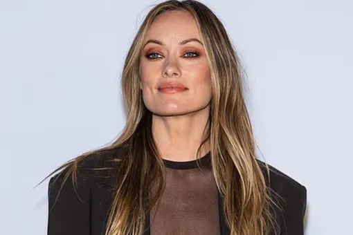 Модный конфуз: Оливия Уайлд засветила грудь в прозрачном топе без бюстгальтера в Нью-Йорке Модный конфуз: Оливия Уайлд засветила грудь в прозрачном топе без бюстгальтера в Нью-Йорке