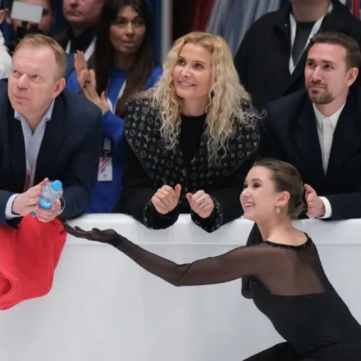 Сергей Дудаков, Этери Тутберидзе, Даниил Глейхенгауз и Камила Валиева Сергей Дудаков, Этери Тутберидзе, Даниил Глейхенгауз и Камила Валиева
