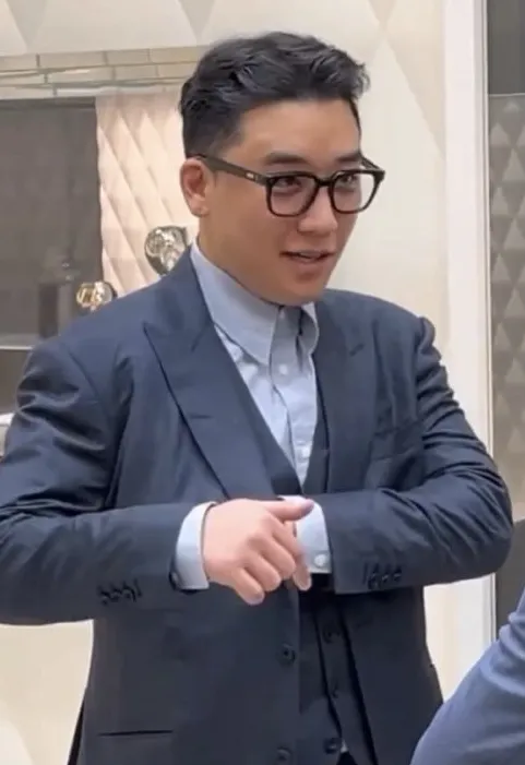 Сынри, как заявил он сам, зарабатывает больше, чем лидер BIGBANG Сынри, как заявил он сам, зарабатывает больше, чем лидер BIGBANG