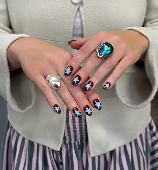 Трендовое сочетание цветов можно интегрировать в звездный дизайн твоего маникюра