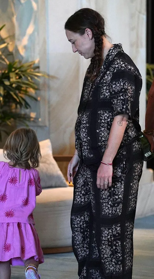 Наряд Ари Герхарт подчеркнул ее округлившийся живот