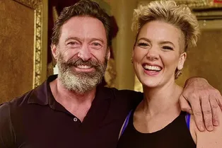 Утешила после развода: Хью Джекман рассекретил отношения с молодой певицей Утешила после развода: Хью Джекман рассекретил отношения с молодой певицей
