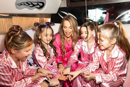 Именинница с мамой, сестрой и подругами