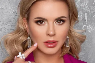 «Сисечки стоят, живот плоский, попка торчком»: Анна Семенович похвасталась телом