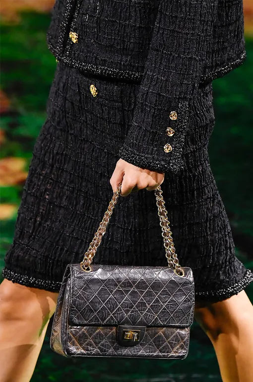 Chanel, весна-лето 2027. Сумка Chanel 2.55 из личного архива Коко Шанель Chanel, весна-лето 2027. Сумка Chanel 2.55 из личного архива Коко Шанель