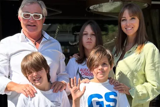 «Федя, мы первыми тебя увидели»: Дмитрий Дибров устроил праздник для бывшей жены и сыновей «Федя, мы первыми тебя увидели»: Дмитрий Дибров устроил праздник для бывшей жены и сыновей