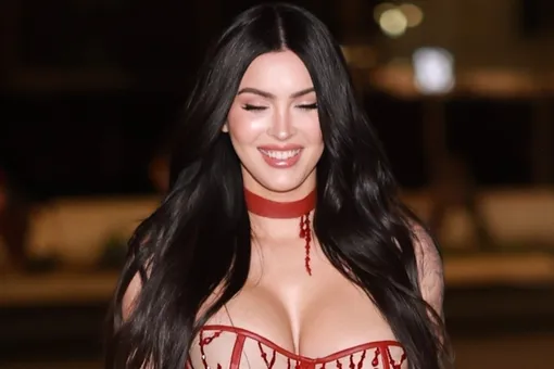 Меган Фокс в «голом» корсетном платье после рождения дочери поймали папарацци Меган Фокс в «голом» корсетном платье после рождения дочери поймали папарацци