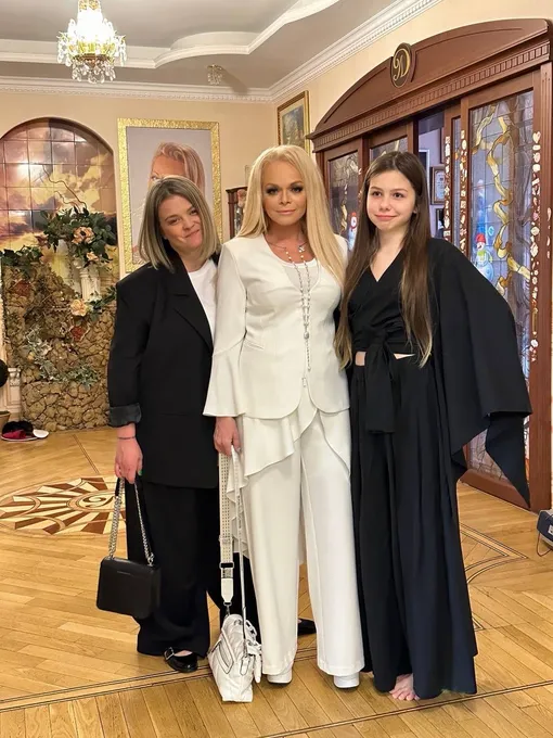Лариса Долина с дочерью Ангелиной и внучкой Александрой Лариса Долина с дочерью Ангелиной и внучкой Александрой