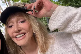 Алла Пугачева показала крупным планом лицо без макияжа и похвасталась черным маникюром, снявшись с прохожей в Латвии Алла Пугачева показала крупным планом лицо без макияжа и похвасталась черным маникюром, снявшись с прохожей в Латвии