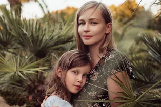 «Анна затмила маму!»: Юлия Пересильд с красавицей-дочерью позировали в Сочи «Анна затмила маму!»: Юлия Пересильд с красавицей-дочерью позировали в Сочи