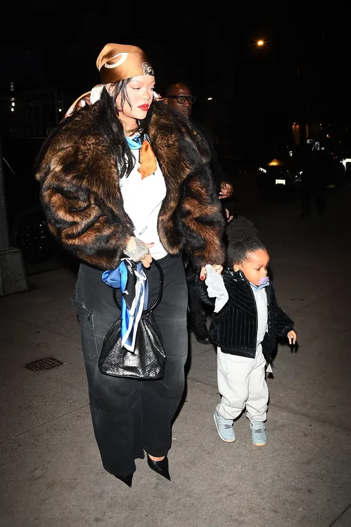Рианна с сыном в Нью-Йорке Рианна с сыном в Нью-Йорке
