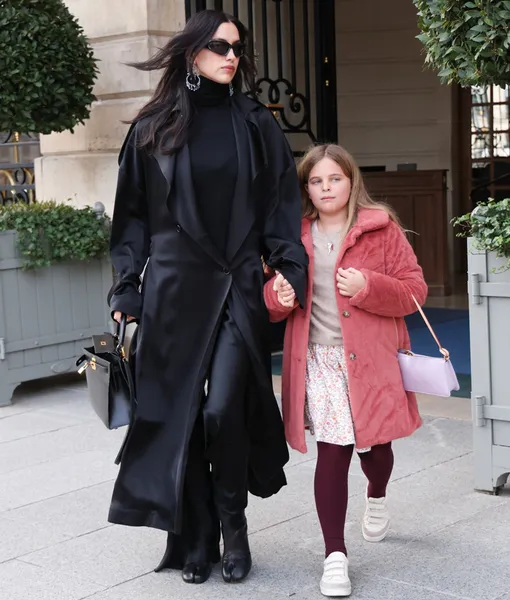 Ирина Шейк с дочерью в Париже Ирина Шейк с дочерью в Париже